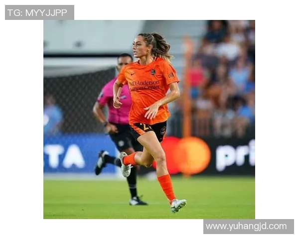 足球巨星成功求婚感动全场 与爱人携手步入人生新篇章